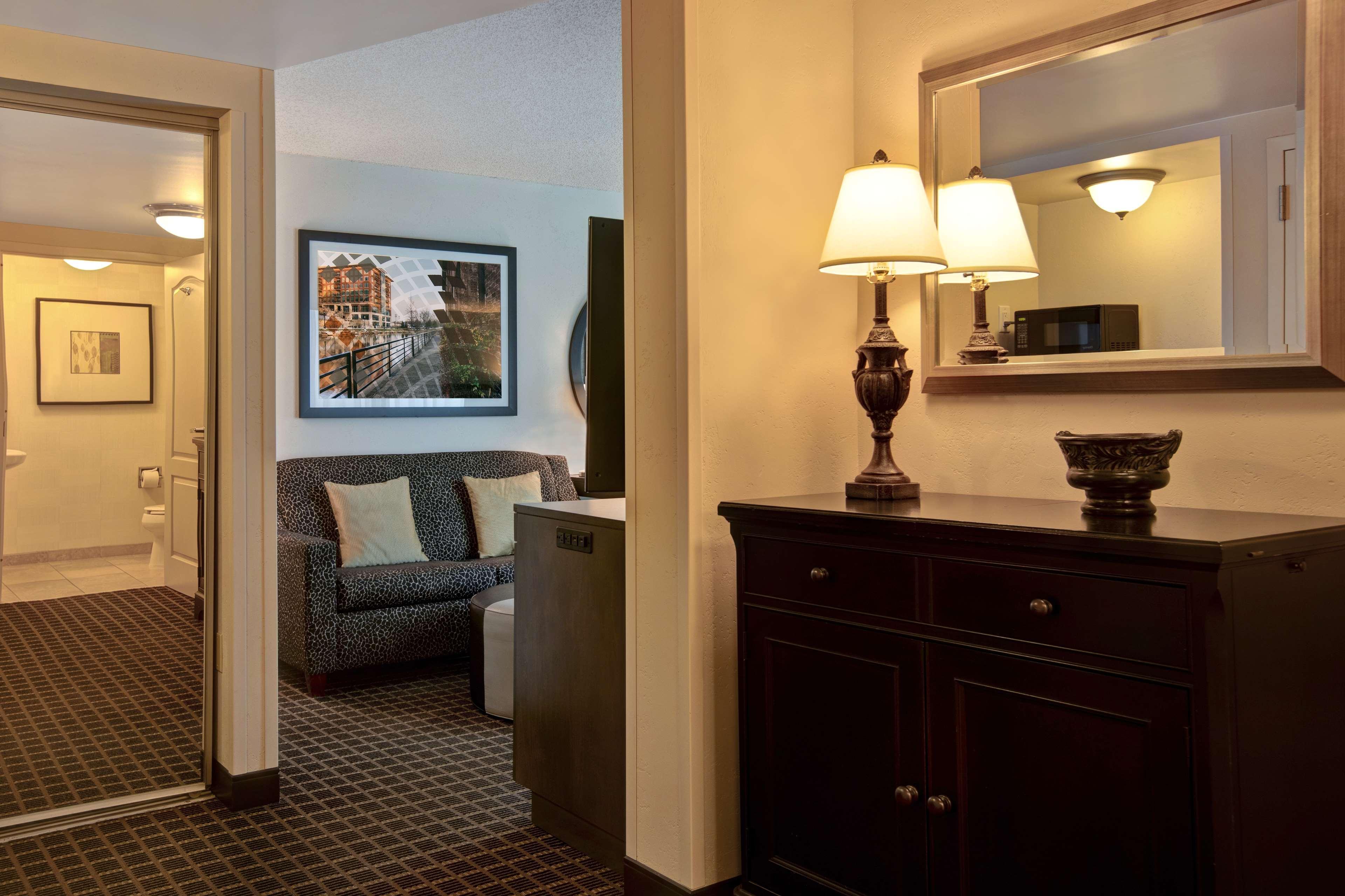 Hampton Inn & Suites Greenville-Downtown-Riverplace Exterior photo